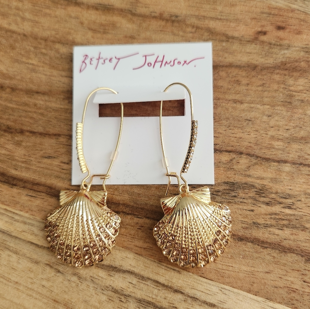 Betsey Johnson Gold Tone Textured Sea Shell Dangle Earrings With Rhinestones NWT